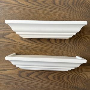 2 Wall shelves